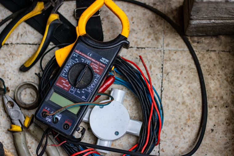 Messgerät und Installationsmaterial eines Elektrikers