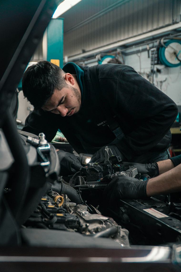 Mechaniker arbeitet am Motor eines Fahrzeugs